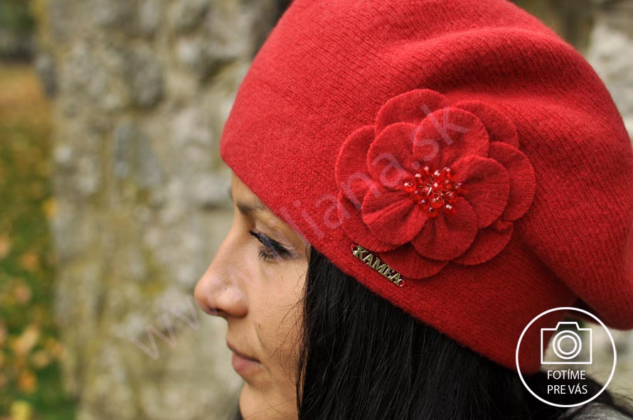 Červená luxusná elegantná dámska baretka na zimu s kvetom Kamea Vicenza Červená luxusná elegantná dámska baretka na zimu s kvetom Kamea Vicenza