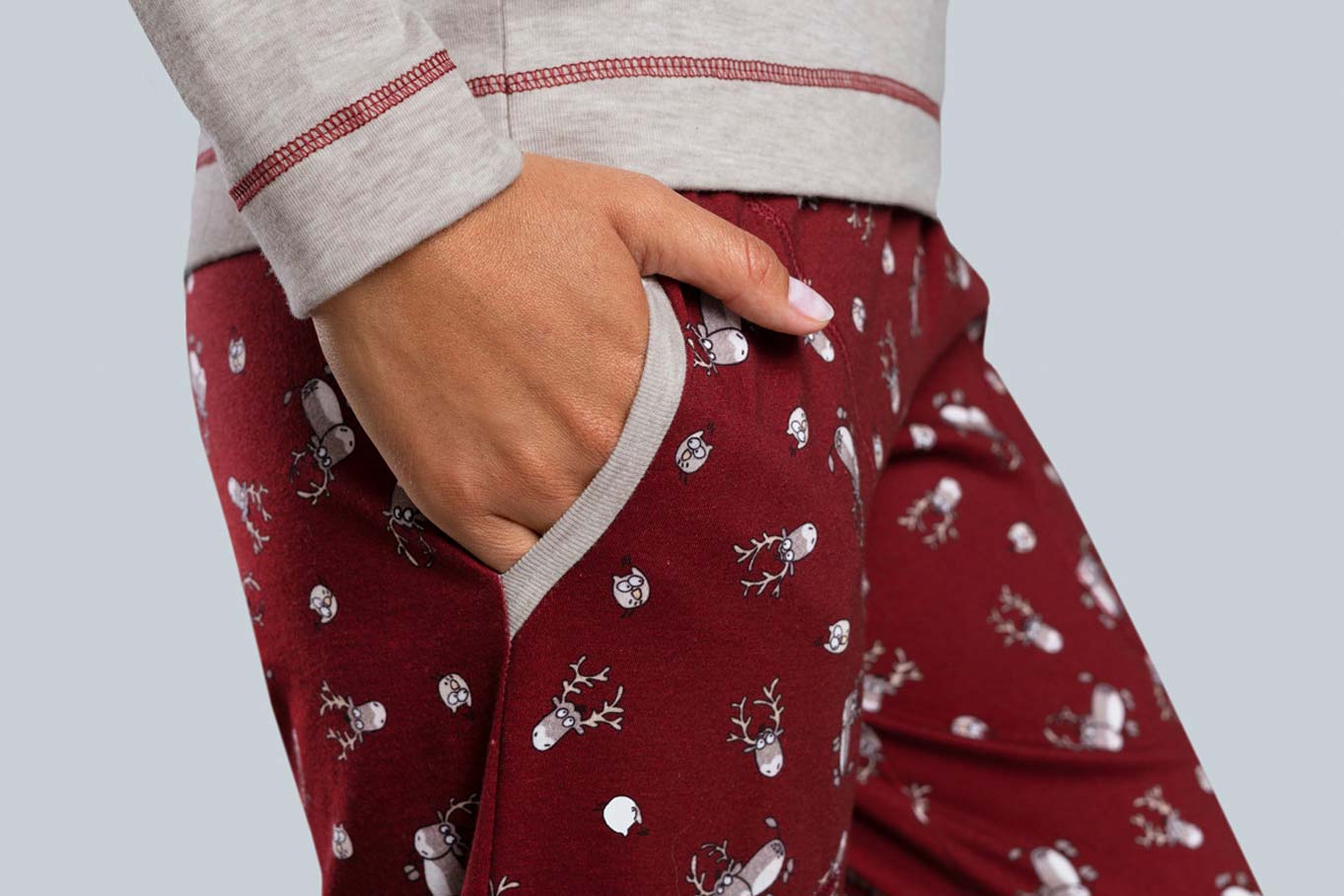 Detail potlače vianočných sobov a malých sovičiek dámskeho pyžama Italian Fashion Sarabi Detail potlače vianočných sobov a malých sovičiek dámskeho pyžama Italian Fashion Sarabi