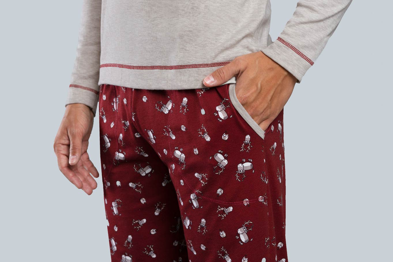 Detail potlače vianočných sobov a malých sovičiek pánskeho pyžama Italian Fashion Rupert