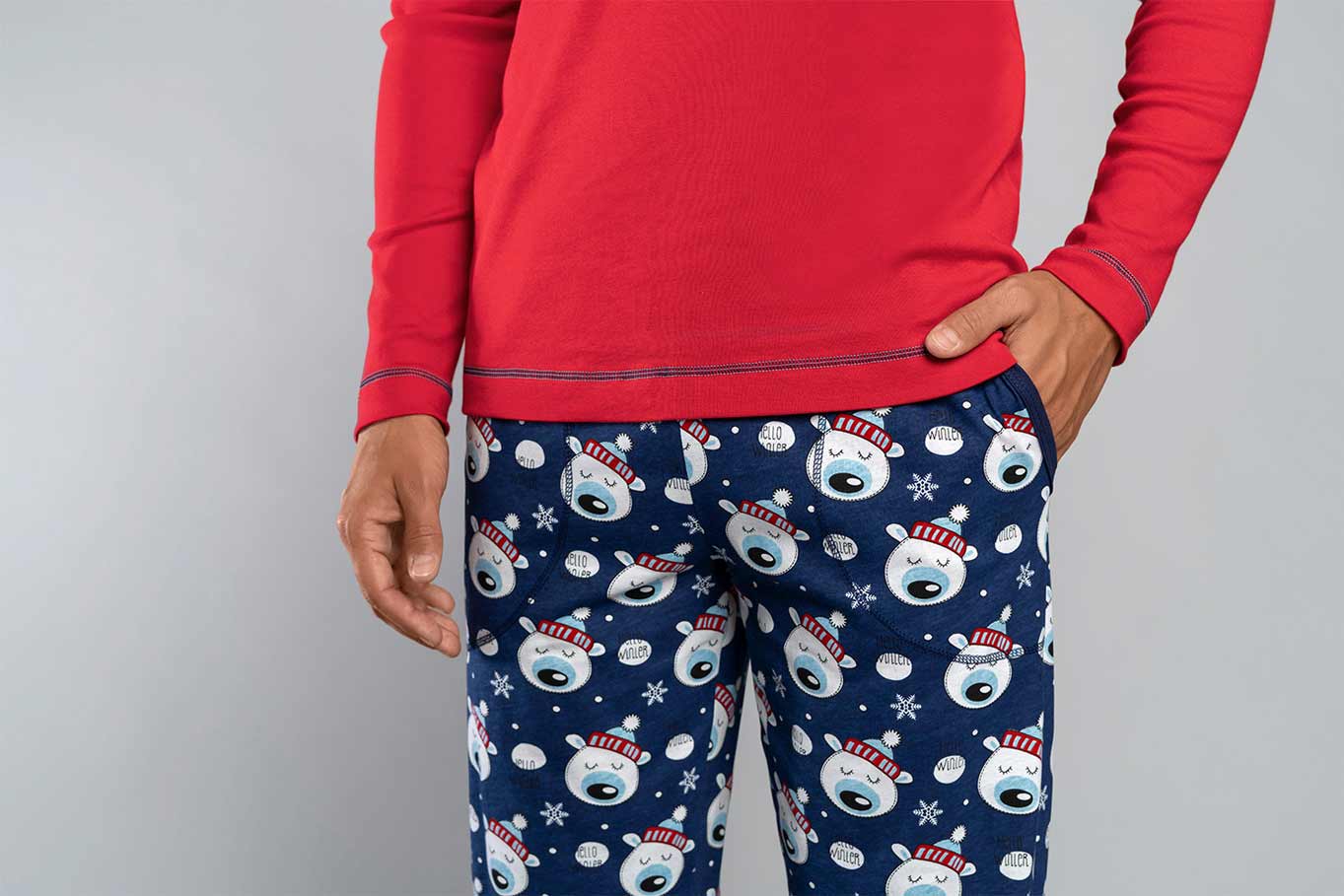 Spodný diel červeného pánskeho vianočného pyžama Italian Fashion Balu je so zábavným vzorom, má praktické vrecká, pohodlný lem s manžetami