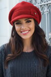 Červená dámska elegantná čiapka na zimu so šiltom baretka Kamea Lorena