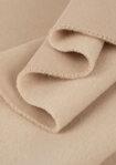 Detail materiálu teplákovej mikiny Mosquito Tribe Sand Beige béžová: vysokokvalitná, prémiová teplákovina. Celoročný bavlnený úplet s jemnou prímesou polyesteru. Jemný, mäkký fleece na vnútornej strane.