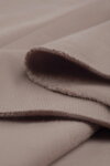 Detail materiálu teplákovej mikiny s kapucňou Mosquito Pure Simply Taupe mocca: vysokokvalitná, prémiová teplákovina. Celoročný bavlnený úplet s jemnou prímesou polyesteru robí mikinu pohodlnou na nosenie v každom ročnom období. Jemný, mäkký fleece na vnú