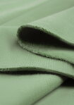Detail materiálu teplákov Mosquito Pure Olive olivové: vysokokvalitná, prémiová teplákovina. Celoročný bavlnený úplet s jemnou prímesou polyesteru. Jemný, mäkký fleece na vnútornej strane.