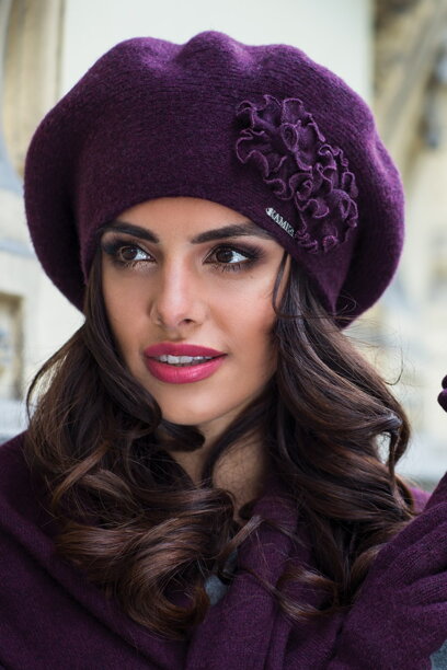 Tmavofialová elegantná luxusná dámska zimná baretka Kamea Juka