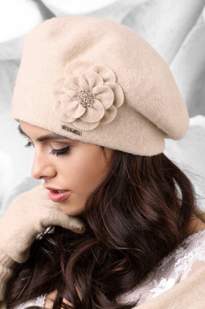 Béžová luxusná elegantná dámska baretka na zimu s kvetom Kamea Vicenza