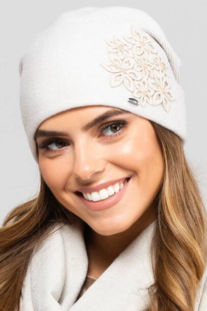 Béžová elegantná dámska čiapka s kvetinkami Kamea Malaga