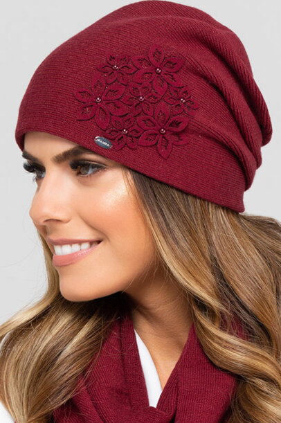 Bordová elegantná dámska čiapka s kvetinkami Kamea Malaga