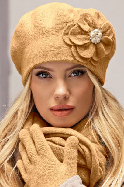 Medová luxusná elegantná dámska baretka na zimu s kvetom Kamea Kalia