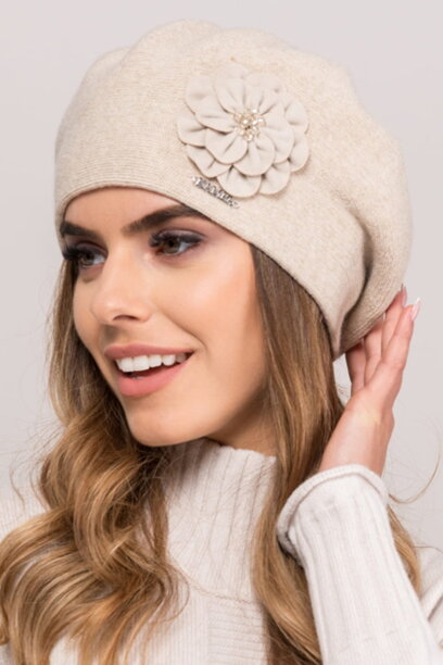 Béžová luxusná elegantná dámska baretka s kvetom Kamea Kama
