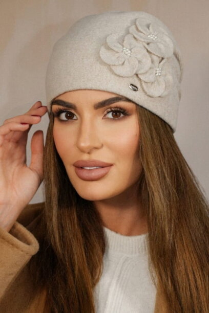 Béžová luxusná elegantná dámska čiapka na zimu s kvietkami Kamea Ambrozia