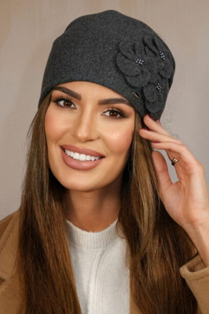 Grafitová luxusná elegantná dámska čiapka na zimu s kvietkami Kamea Ambrozia
