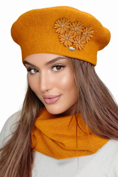 Medová luxusná elegantná dámska zimná baretka s kvietkami Kamea Tala