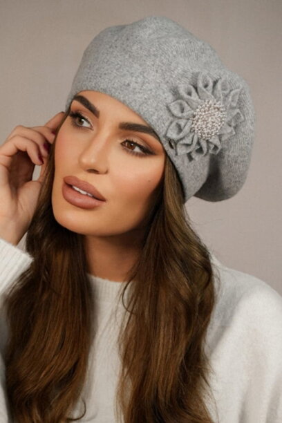 Šedá dámska elegantná baretka s kvetom Kamea Peonia