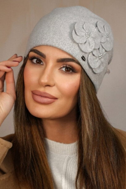 Svetlošedá luxusná elegantná dámska čiapka na zimu s kvietkami Kamea Ambrozia