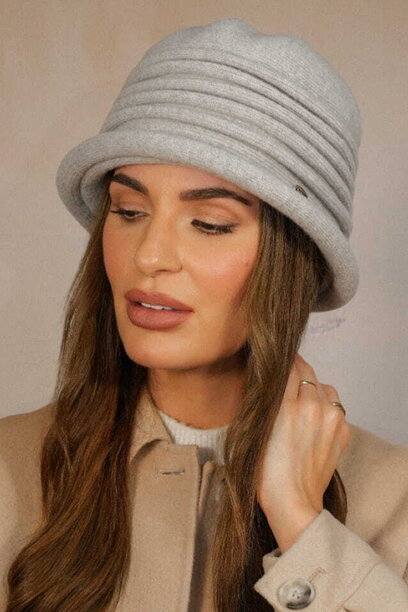 Svetlošedý elegantný dámsky luxusný klobúk na zimu Kamea Salerno