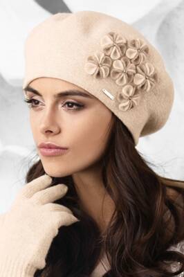 Béžová luxusná elegantná dámska zimná baretka s kvietkami Kamea Gorycja