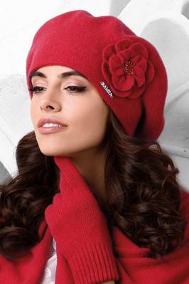 Červená luxusná elegantná dámska baretka na zimu s kvetom Kamea Vicenza
