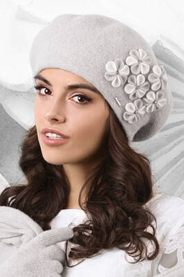 Svetlošedá luxusná elegantná dámska zimná baretka s kvietkami Kamea Gorycja