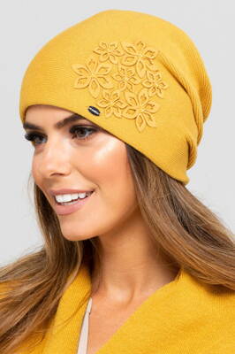 Medová elegantná dámska čiapka s kvetinkami Kamea Malaga