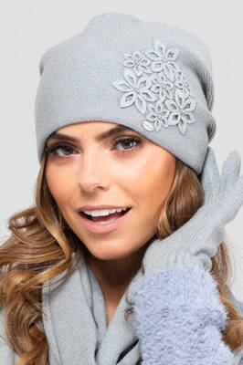 Šedá elegantná dámska čiapka s kvetinkami Kamea Malaga