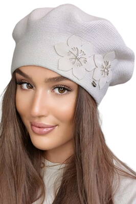 Béžová elegantná dámska zimná baretka s kvetmi Kamea Kora