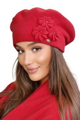 Červená luxusná elegantná dámska baretka na zimu s kvetmi Kamea Salima