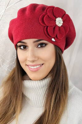 Červená luxusná elegantná dámska baretka na zimu s kvetom Kamea Kalia