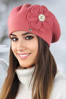 Korálová luxusná elegantná dámska baretka na zimu s kvetom Kamea Kalia
