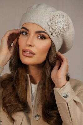 Béžová dámska elegantná baretka s kvetom Kamea Peonia