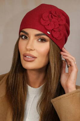Červená luxusná elegantná dámska čiapka na zimu s kvietkami Kamea Ambrozia