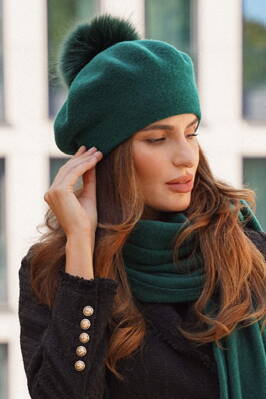 Zelená elegantná dámska baretka s brmbolcom Kamea Fuji