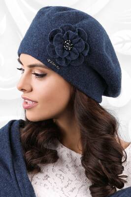 Svetlo tmavomodrá luxusná elegantná dámska baretka na zimu s kvetom Kamea Vicenza