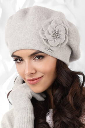 Svetlošedá luxusná elegantná dámska baretka na zimu s kvetom Kamea Vicenza Svetlošedá luxusná elegantná dámska baretka na zimu s kvetom Kamea Vicenza