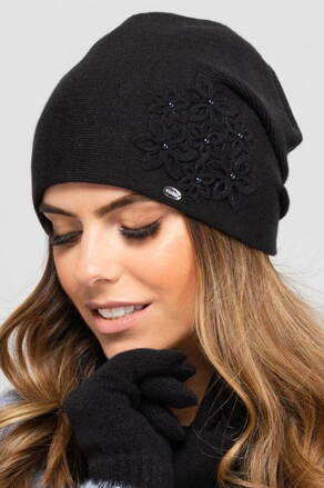 Čierna elegantná dámska čiapka s kvetinkami Kamea Malaga