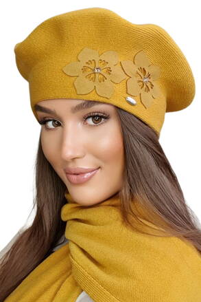 Medová elegantná dámska zimná baretka s kvetmi Kamea Kora