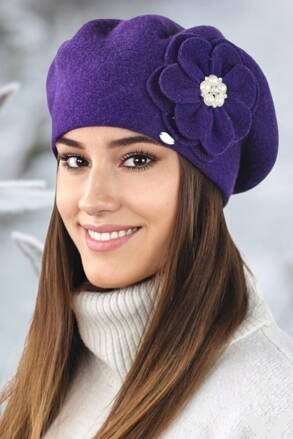 Fialová luxusná elegantná dámska baretka na zimu s kvetom Kamea Kalia