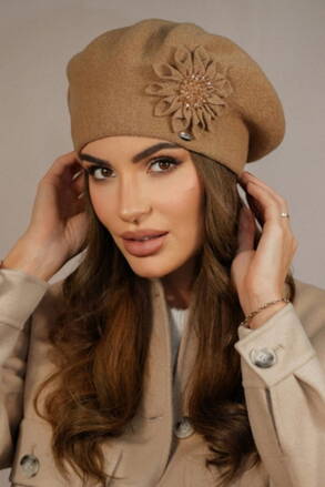 Béžová piesková dámska elegantná baretka s kvetom Kamea Peonia