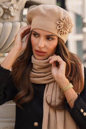 Camel dámska elegantná baretka s kvetom Kamea Peonia