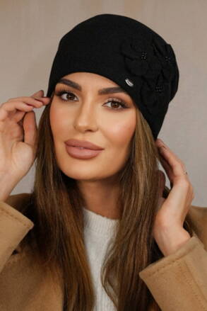 Čierna luxusná elegantná dámska čiapka na zimu s kvietkami Kamea Ambrozia