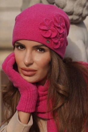 Malinová luxusná elegantná dámska čiapka na zimu s kvietkami Kamea Ambrozia