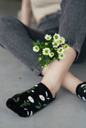 Dámske členkové ponožky s kvetmi Steven 017-003 čierne