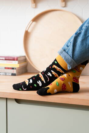 Pánske vtipné ponožky More Pizza 079-A055 čierne